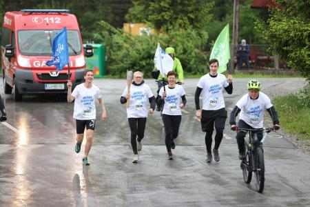 KLJUB KISLEMU VREMENU JE SLOVENSKA OLIMPIJSKA BAKLA V BOROVNICO PRINESLA OLIMPIJSKI ŽAR 15